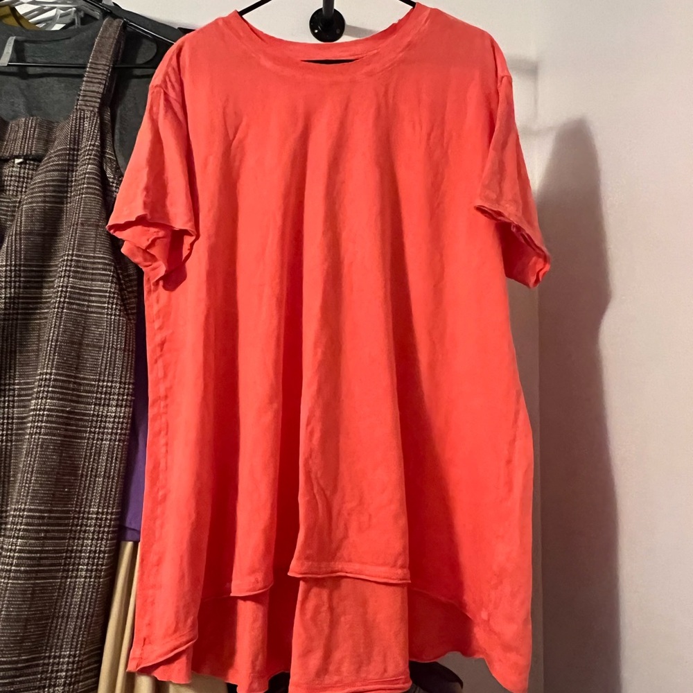 Pink Short Sleeve Tee with Classic Design and Soft Fabric